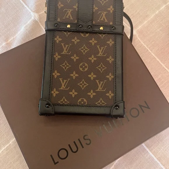 Authentic, like new Louis Vuitton LV Monogram Trunk Pochette Vertical - Picture 8 of 11